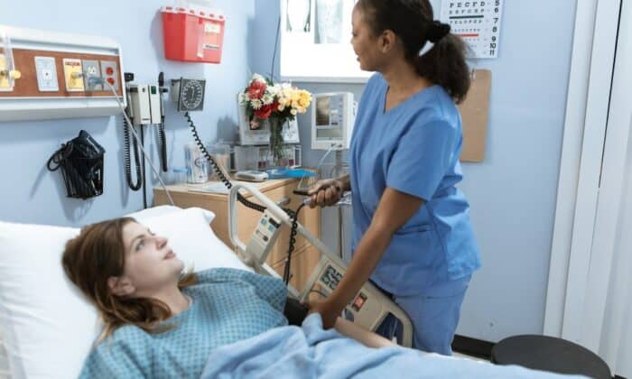 Une infirmière mesurant la tension artérielle d'une patiente